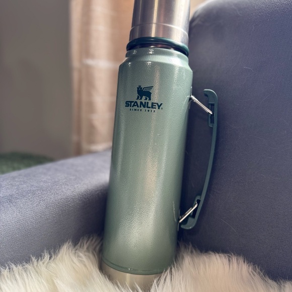 Stanley Classic Green Thermos - Picture 2 of 4